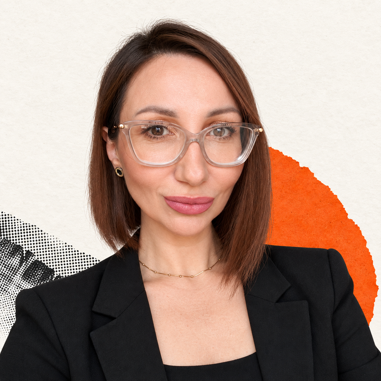 Magdalena Stasiak w okularach i czarnym swetrze, pracująca z tabletem w fotelu.